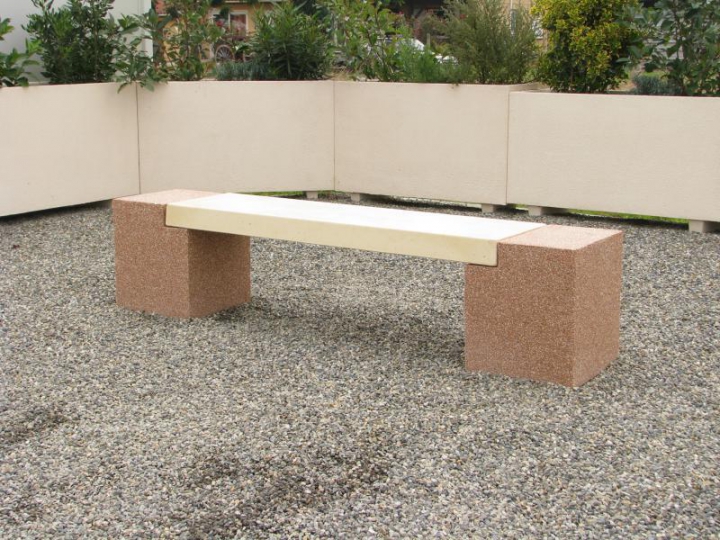 Banquette Pluton pieds gravillons lame blanche